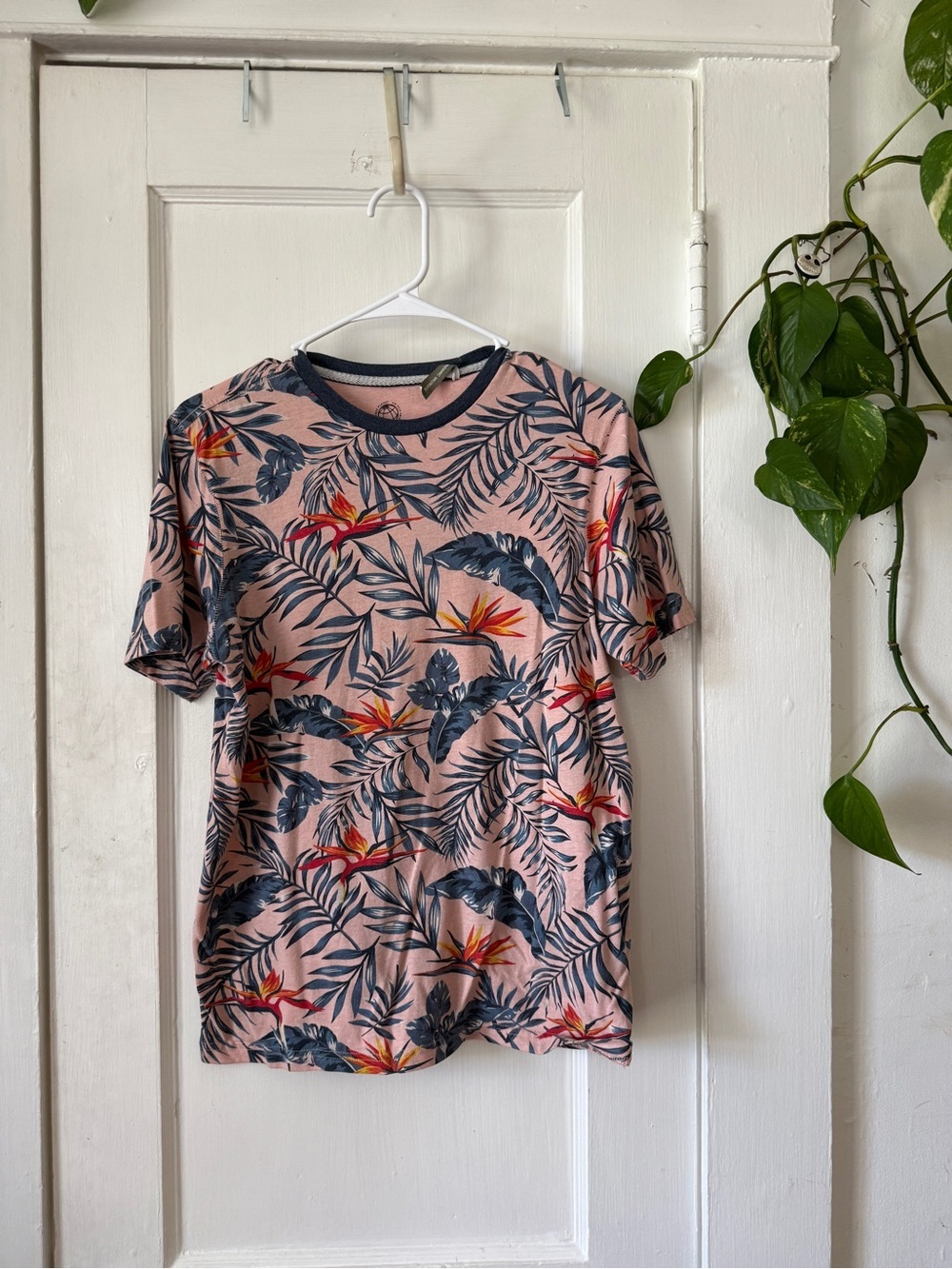 Free Planet men’s size small Tropical Floral Pink Tee